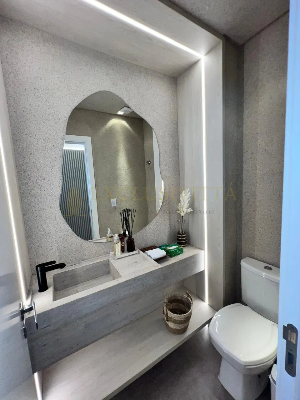 APARTAMENTO FINAMENTE MOBILIADO E EQUIPADO