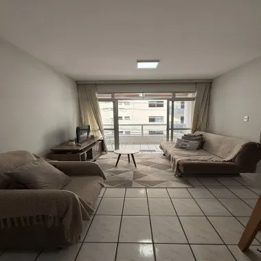 Apartamento de dois quartos com ótima localizaçao