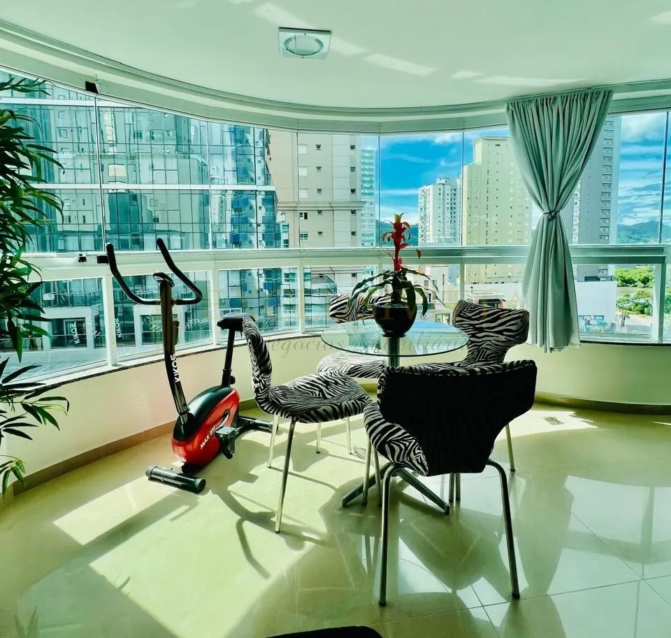 Apartamento exclusivo na quadra mar – 1 por andar | Vista para o mar e o rio