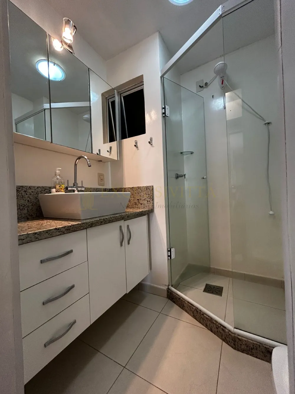 Apartamento com 3 quartos sendo uma suíte a venda na Avenida Atlântica