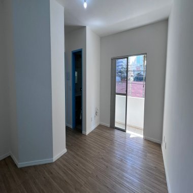 Apartamento com terraço nos dois lados e excelente localização